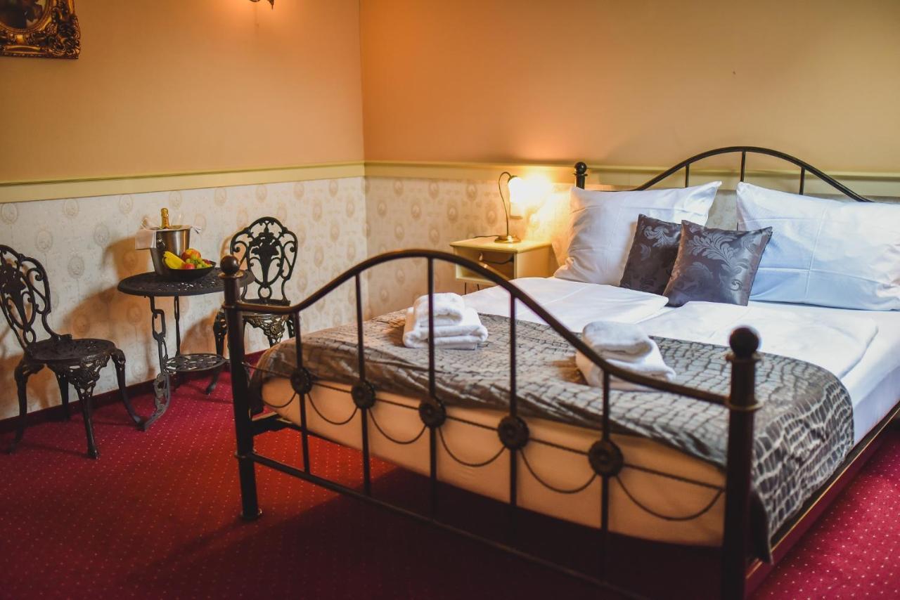 Zamek Kamenny Dvur Hotel Kynsperk nad Ohri Kültér fotó
