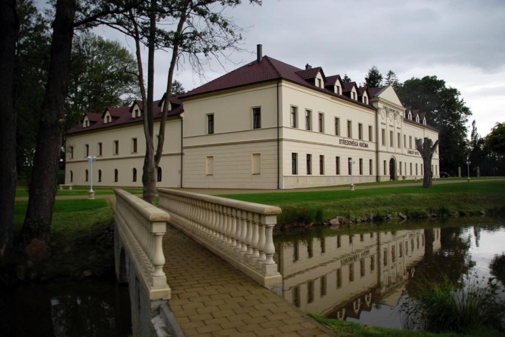 Zamek Kamenny Dvur Hotel Kynsperk nad Ohri Kültér fotó